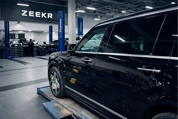 Влияние суровых российских дорожных условий на выдвижные пороги электромобилей ZEEKR